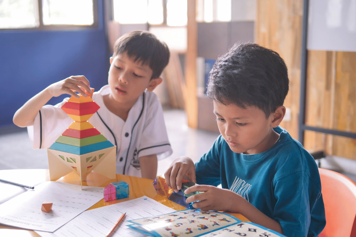 Anak belajar bersama Math Coach