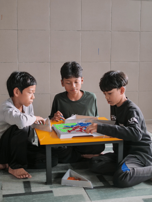 Anak berlatih bersama Math Coach