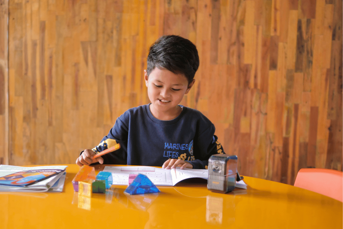 Anak belajar worksheet Mama Tika di rumah
