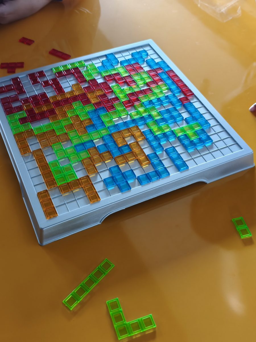 Papan Blokus dengan balok warna-warni di meja Game Lab Math Gym